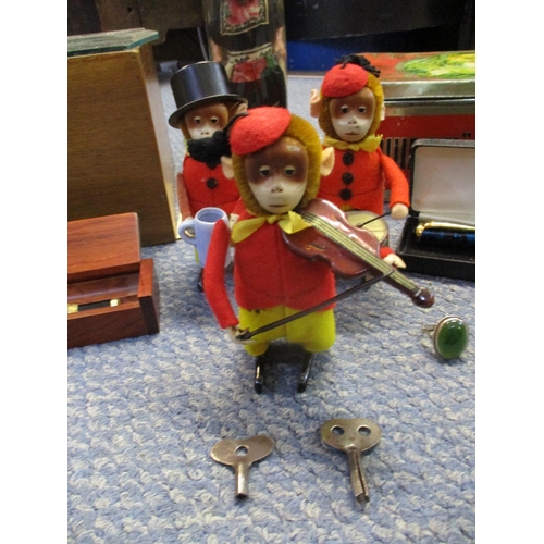 266 - A mixed lot to include a Schuco clockwork violinist, drummer and beer drinking monkey, two with keys... 