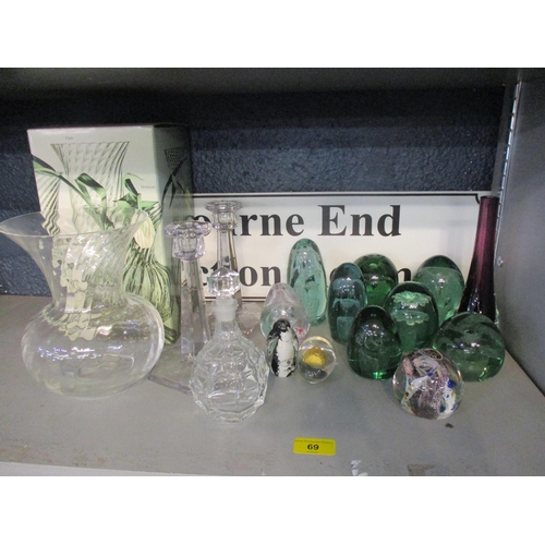 69 - A quantity of collectable glass to include a group of seven Victorian glass dump paperweights, a box... 