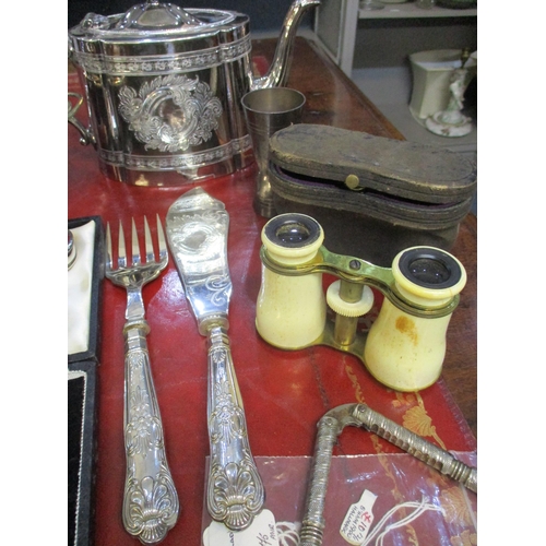 74 - A selection of silver and silver plated items to include a silver three piece cruet set, cased silve... 