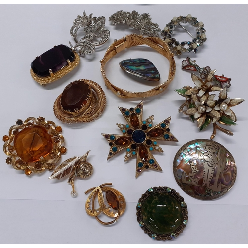 47 - A quantity of vintage costume jewellery to include a Spinx gold tone and purple glass cabochon brooc... 