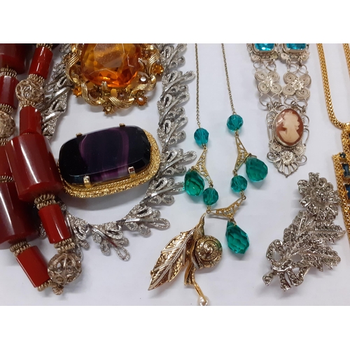 47 - A quantity of vintage costume jewellery to include a Spinx gold tone and purple glass cabochon brooc... 