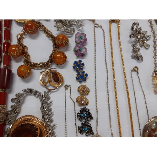 47 - A quantity of vintage costume jewellery to include a Spinx gold tone and purple glass cabochon brooc... 