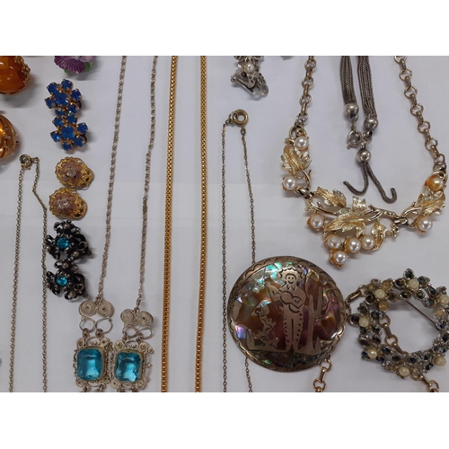 47 - A quantity of vintage costume jewellery to include a Spinx gold tone and purple glass cabochon brooc... 