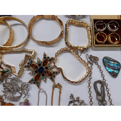 47 - A quantity of vintage costume jewellery to include a Spinx gold tone and purple glass cabochon brooc... 