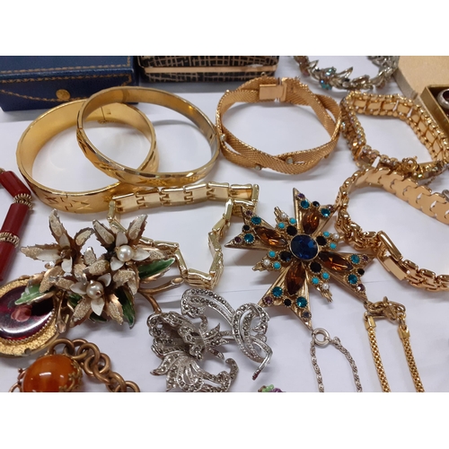 47 - A quantity of vintage costume jewellery to include a Spinx gold tone and purple glass cabochon brooc... 