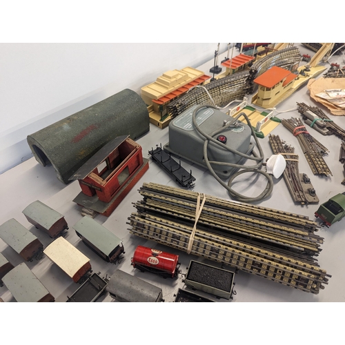 148 - A collection of Hornby Dublo model railway items to include engines, carriages, and other rolling st... 