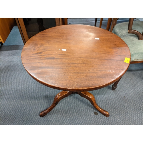 357 - A Georgian mahogany occasional table having a turned column and tripod legs, 56cm h x 58.5cm w
Locat... 