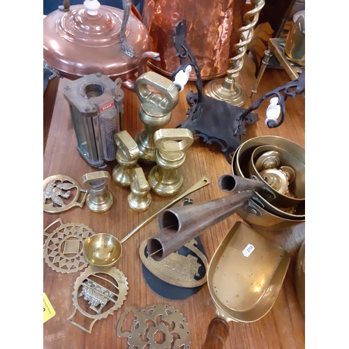 388 - Mixed fireside and other brass and copper to include three early 20th century brass cooking pots, a ... 