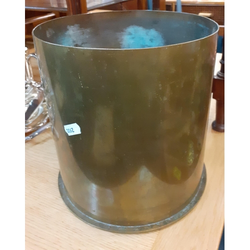 388 - Mixed fireside and other brass and copper to include three early 20th century brass cooking pots, a ... 