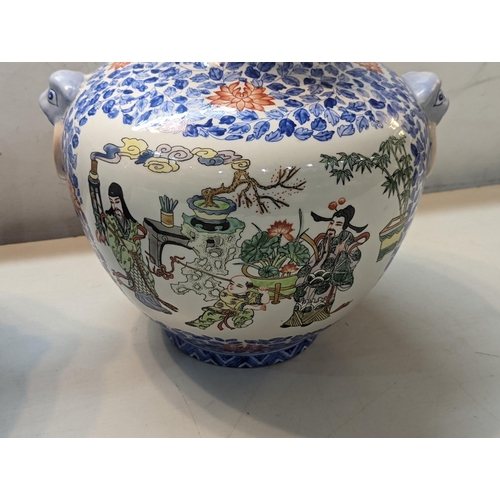 467 - Two 20th century Chinese vases, one decorated in polychrome enamels and the other in blue and white
... 