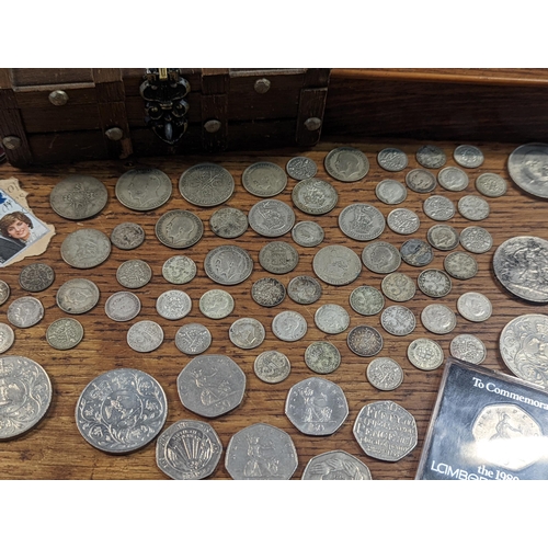 419 - Mixed coinage to include 1920 and later Florins, shillings, three pence, commemorative crowns to inc... 