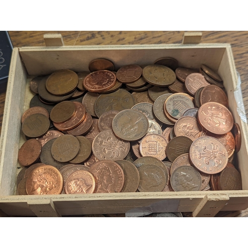 419 - Mixed coinage to include 1920 and later Florins, shillings, three pence, commemorative crowns to inc... 