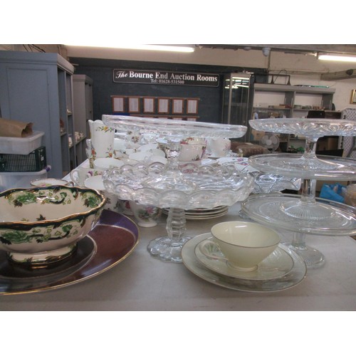 282 - A large selection of tea wares to include Rostyn China, Duchers, Queen Anne, Royal Vale, Sutherland ... 