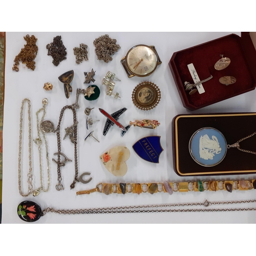 73 - A small quantity of costume jewellery to include a 1953 Coronation brooch with a picture of Queen El... 