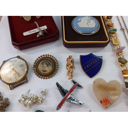 73 - A small quantity of costume jewellery to include a 1953 Coronation brooch with a picture of Queen El... 