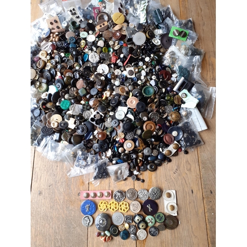 86 - A large quantity of vintage buttons to include Art Deco examples, Chinese and clear glass buttons.
L... 