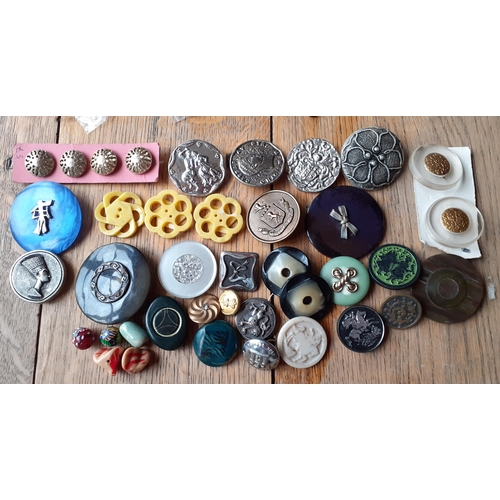 86 - A large quantity of vintage buttons to include Art Deco examples, Chinese and clear glass buttons.
L... 