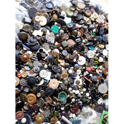 86 - A large quantity of vintage buttons to include Art Deco examples, Chinese and clear glass buttons.
L... 