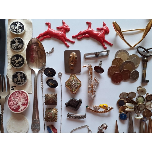 87 - Items of interest to include 19th Century and Artid buttons, propelling pencils. ornate keys, rings,... 