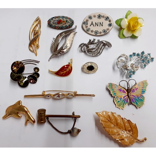 40A - A quantity of vintage brooches to include a Monet gold tone butterfly brooch, mixed paste and seed p... 