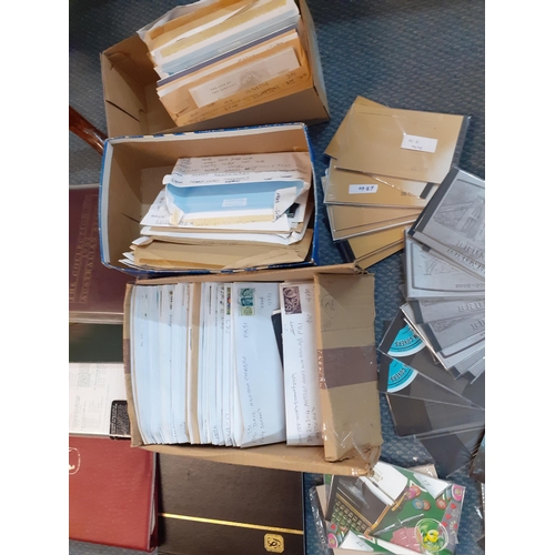 417 - Five empty stamp albums, a quantity of loose stamps in envelopes and mint stamp books (over £200+ fa... 