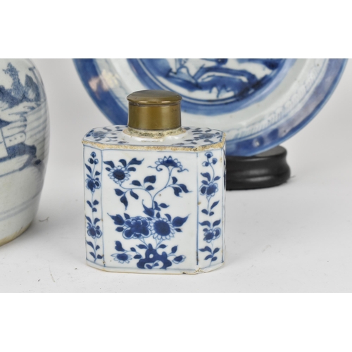 58 - A Chinese Qing dynasty blue and white porcelain tea caddy, 18th century, probably Qianlong period (1... 