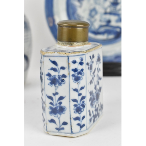 58 - A Chinese Qing dynasty blue and white porcelain tea caddy, 18th century, probably Qianlong period (1... 