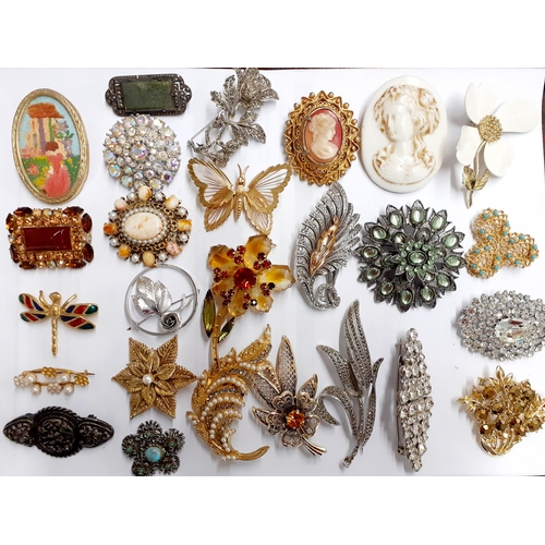 38 - A quantity of vintage brooches to include a Monet gold tone butterfly brooch, mixed paste and seed p... 