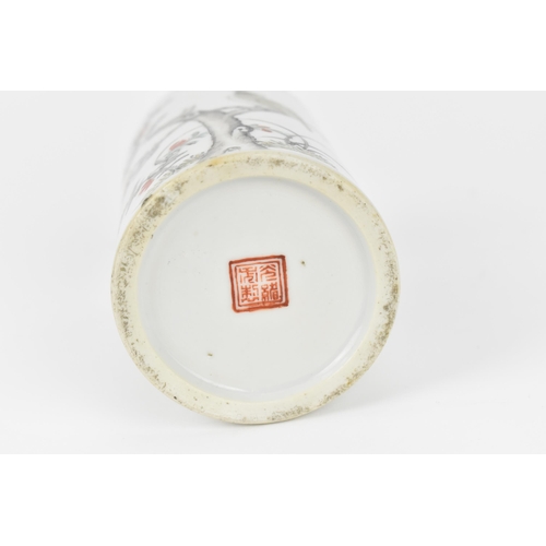 25 - A Chinese Qing dynasty porcelain brush pot, Guangxu period (1875-1908), of cylindrical form with gil... 