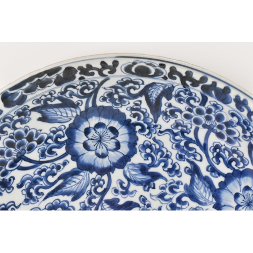 45 - A Chinese Qing dynasty blue and white porcelain charger, possibly Kangxi period (1661-1722), of circ... 