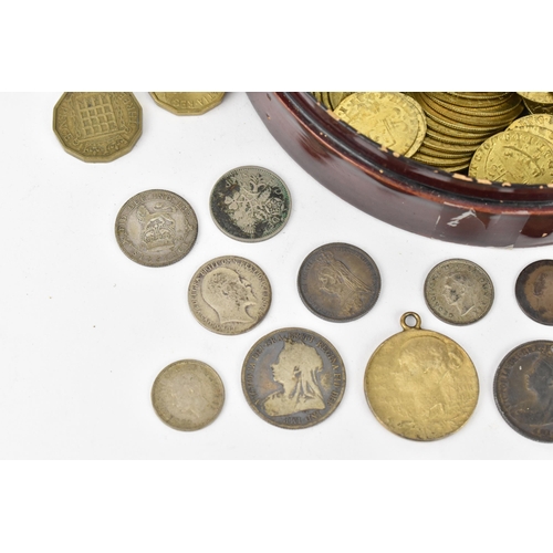 114 - Mixed British coinage to include Victorian and later shillings, sixpence and others, 19th century ga... 