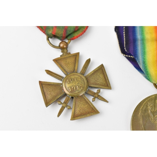 139 - First World War - a group of British WWI medals to include British War medal, Victory medal and 1914... 