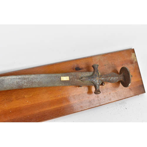 160 - An early 19th century Indian Tulwar having a 70cm curved, single edge blade, steel decorated cross g... 