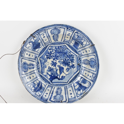 19 - A Chinese Qing dynasty blue and white porcelain kraak dish, 18th century, of circular form with cent... 