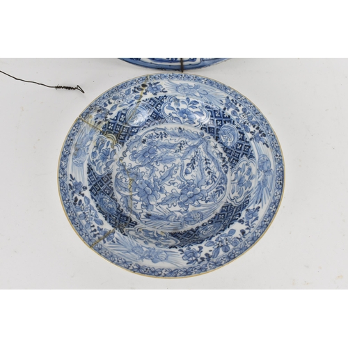 19 - A Chinese Qing dynasty blue and white porcelain kraak dish, 18th century, of circular form with cent... 