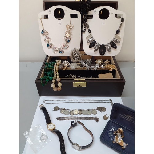 40 - Vintage costume jewellery to include a green malachite necklace, brooches, a silver gate-link bracel... 