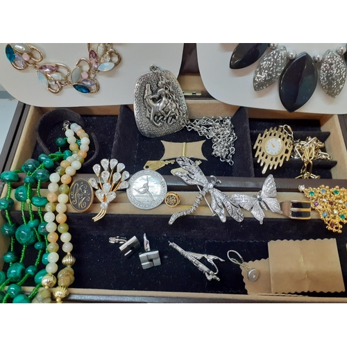 40 - Vintage costume jewellery to include a green malachite necklace, brooches, a silver gate-link bracel... 