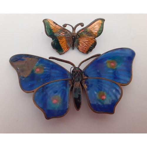 42 - A quantity of vintage brooches to include 2 enamelled butterfly brooches, 2 Royal Ascot enclosure ba... 