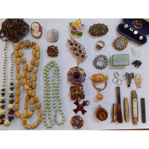 51 - A small quantity of costume jewellery, cheroots, and fruit knives to include yellow metal sleeper ea... 