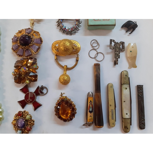 51 - A small quantity of costume jewellery, cheroots, and fruit knives to include yellow metal sleeper ea... 