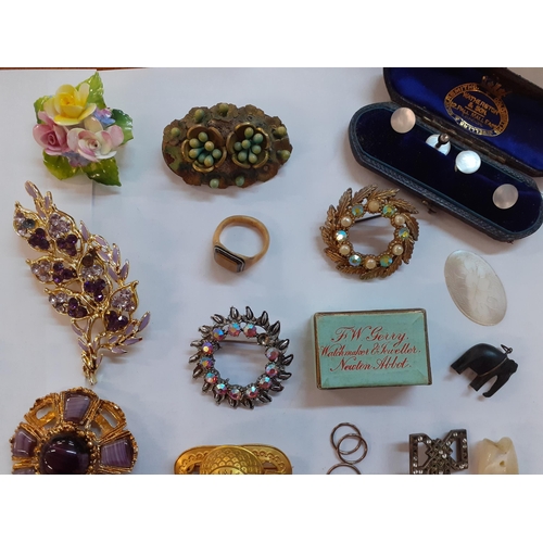 51 - A small quantity of costume jewellery, cheroots, and fruit knives to include yellow metal sleeper ea... 