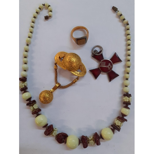 51 - A small quantity of costume jewellery, cheroots, and fruit knives to include yellow metal sleeper ea... 