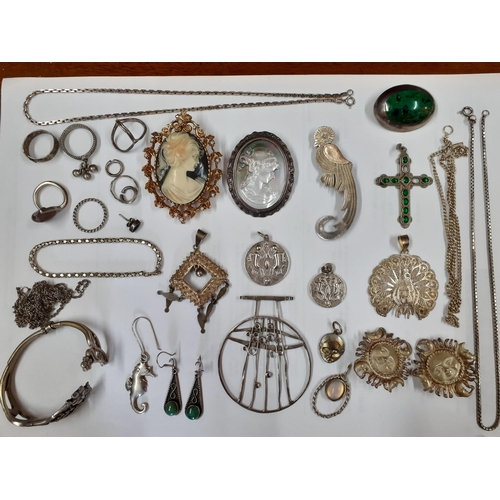 54 - A quantity of vintage silver and white metal costume jewellery to include Mexican silver and mixed p... 