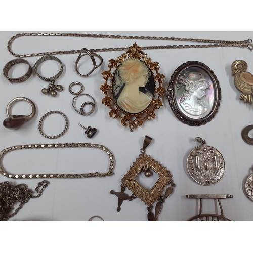 54 - A quantity of vintage silver and white metal costume jewellery to include Mexican silver and mixed p... 