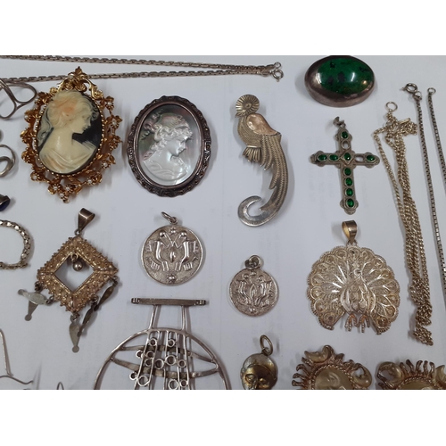 54 - A quantity of vintage silver and white metal costume jewellery to include Mexican silver and mixed p... 