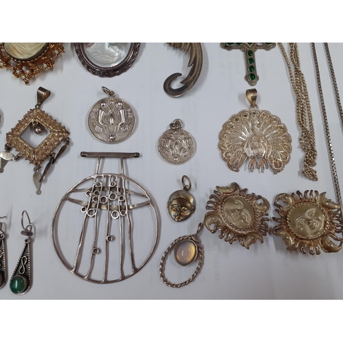 54 - A quantity of vintage silver and white metal costume jewellery to include Mexican silver and mixed p... 