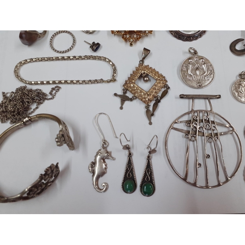 54 - A quantity of vintage silver and white metal costume jewellery to include Mexican silver and mixed p... 