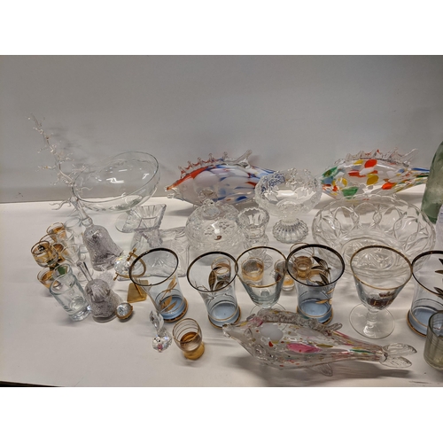 288 - Mixed glassware to include three Murano models of fish Location: 11.1