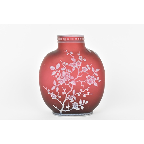 25 - A late 19th century Thomas Webb & Sons cameo glass vase, circa 1880-90, Stourbridge, the red frosted... 