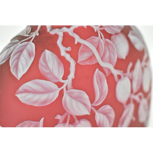 25 - A late 19th century Thomas Webb & Sons cameo glass vase, circa 1880-90, Stourbridge, the red frosted... 